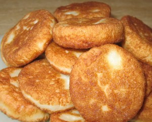อาหารรัสเซีย Syrniki (farm cheese pancakes)